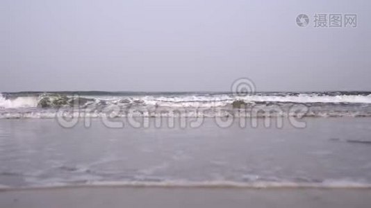 海滩和海浪.. 灰色的暗海波浪在岸边。 海洋的背景视频