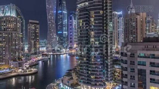 迪拜海滨住宅和办公室摩天大楼的空中景观，带海滨夜景视频