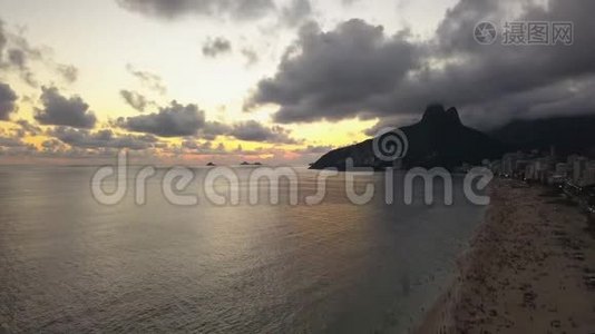 巴西里约热内卢，日落后伊帕内马海滩，鸟瞰视频