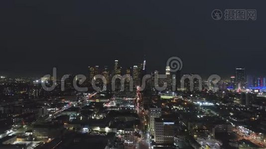 洛杉矶市中心晚上。 加州，美国。 鸟瞰图视频