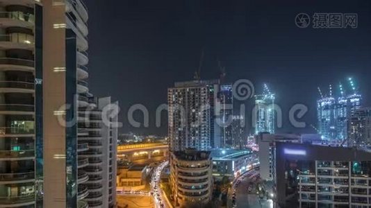 迪拜码头摩天大楼和长廊空中夜晚时光流逝，迪拜，阿拉伯联合酋长国视频