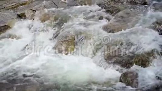 泉水中白浪和泡沫在泉水河的岩石上流动，慢动作视频视频