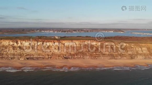 一架空中向下拍摄的横istbury头崖与救生站，美丽的沙滩和水晶蓝色视频