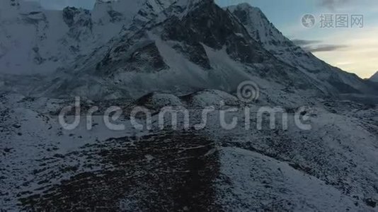 日落时的阿马达布拉姆山。 喜马拉雅山，尼泊尔。 鸟瞰图视频