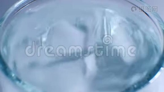 一杯冰纯饮用水视频