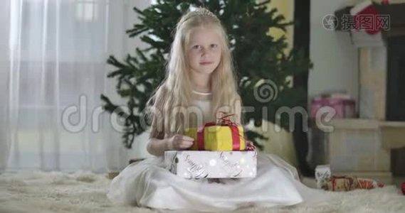 圣诞背景下，一位金发白眼、头戴皇冠的白人女孩的画像视频