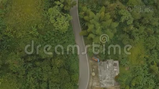 空中建立汽车在山区雨林道路上行驶的镜头。视频