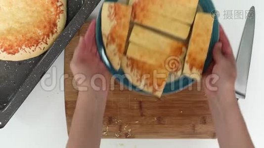 自制美味的奶酪面包在木制的切割板上。视频