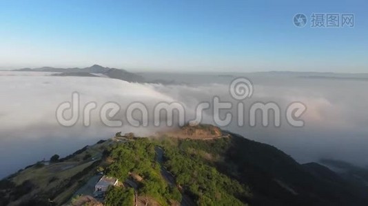 空中拍摄的峡谷顶部和一个房子在道路上的云层与地平线合并视频