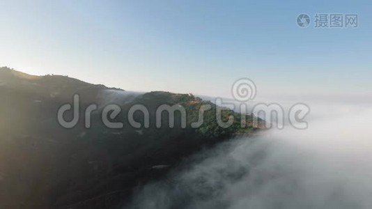 云层和朝阳中森林峡谷的空中拍摄视频