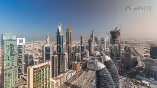 在阿联酋迪拜，谢赫扎耶德路和DIFC航空时间的建筑物的天际线视图。视频