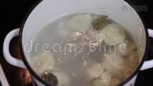 在沸水锅里煮饺子视频
