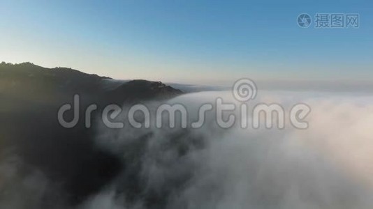 日出时峡谷上空的雾状浓云的鸟瞰图视频