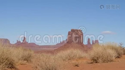 纪念谷沙漠中橙色红色的西岩山视频