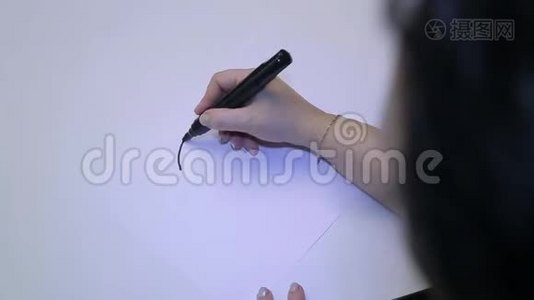 心理学家的一位女士接受了心理测试，用黑色记号笔画出一个表情符号视频