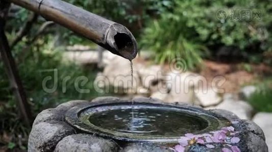 日式花园中的竹制喷泉滴水，特写视频