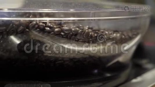 咖啡机里的咖啡豆视频