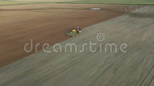 农田气飞前沿种植粮食作物的拖拉机视频