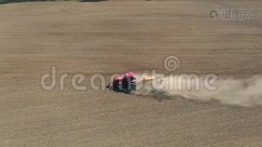 带种子植物有机质颗粒的拖拉机在旱田气田中的应用视频