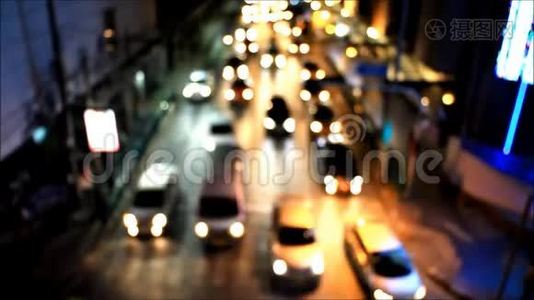 模糊的城市灯，曼谷的夜间交通灯。视频