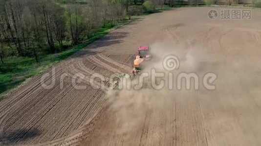 有机质粒种子的拖拉机在粉尘农业田间空中作业视频