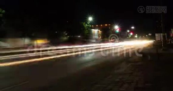夜间道路和红绿灯的时间间隔视频