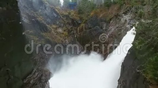 暴风雨瀑布在森林茂密的峡谷中拍打岩石的空中射击。 Aguasabon瀑布，加拿大安大略省视频