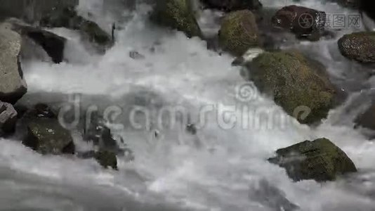 雨天山河、春溪、溪石、岩石、自然景观视频