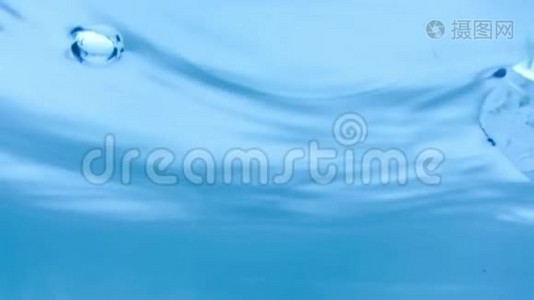 水下海景     漂浮在海洋中的塑料垃圾袋视频