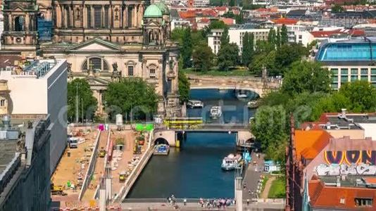 德国柏林-2019年5月：柏林市中心Spree河上船只和船只移动的延时视图视频
