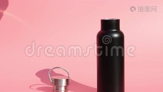 粉红色背景下可重复使用的黑色瓶装水视频