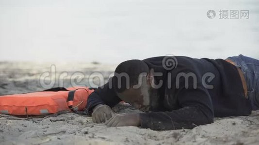 痛苦的人躺在救生衣附近，在海难后寻求帮助视频