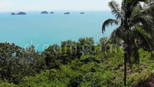 五姐妹岛在宁静的水面。 迷人的景观，绿色植物和深邃的平静的水，泰国萨梅。 放松放松视频