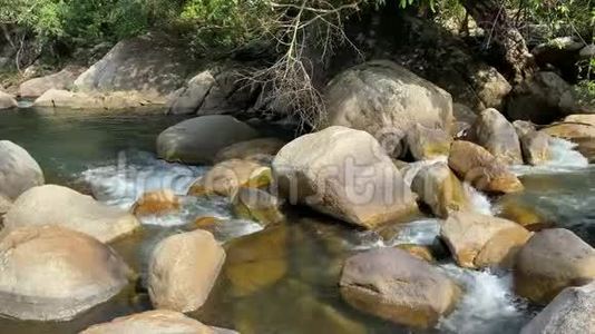 山涧流经大石头，水中有泡沫。视频