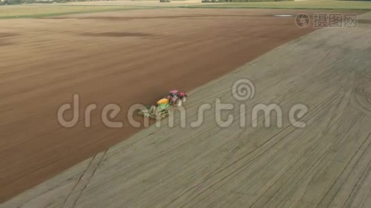 农民在拖拉机上种植玉米作物的种子在农业田空中视野视频