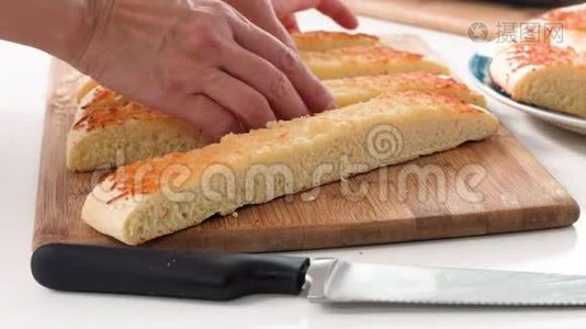 奶酪面包。 女人把自制的奶酪面包放在木切割板上视频