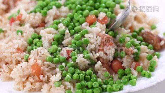 米饭与肉和蔬菜视频