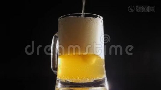 在一个啤酒杯里倒入了一杯啤酒，慢慢地打开黑色的背景。视频
