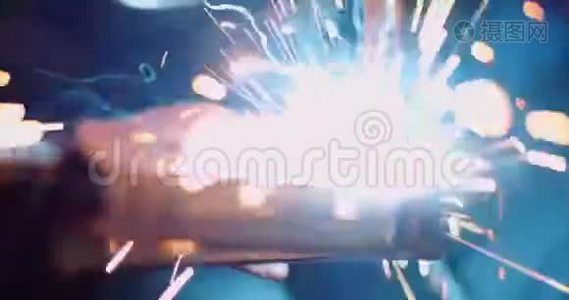 工业-焊工焊接钢施工视频
