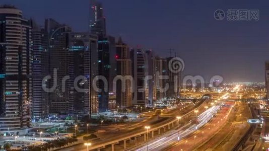从空中俯瞰到迪拜码头附近的谢赫扎耶德路和JLT夜到白天，迪拜。视频