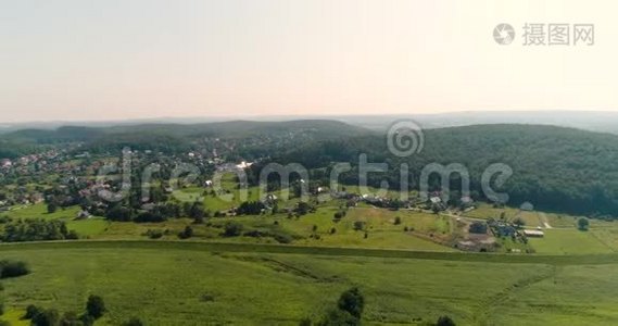 山景和小城市的空中景色视频