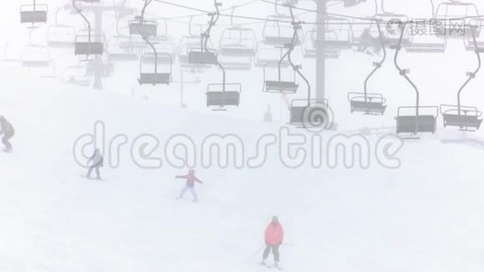 儿童和成人在雾和雪中享受一天的滑雪和雪视频