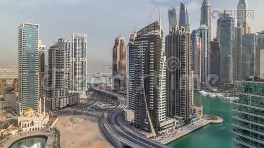 迪拜海滨住宅和办公室摩天大楼的空中景观，带海滨时代视频