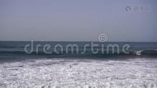 沙滩上的海浪和海浪视频