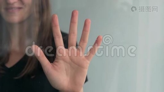 女性手的指纹扫描视频