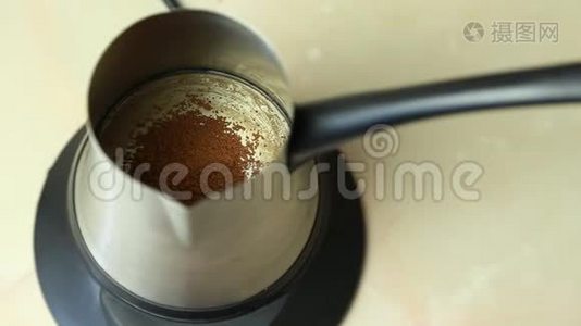 用电咖啡煮土耳其咖啡。 补充水视频
