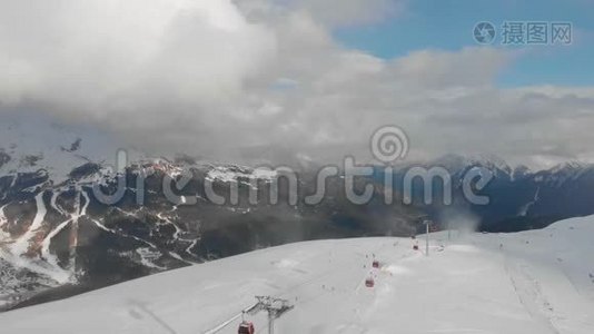 鸟瞰雪山和滑雪场。视频