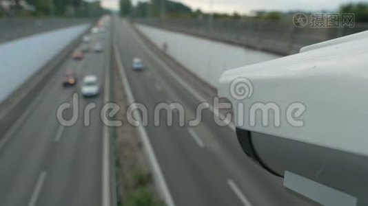 高速公路上的速度感知摄像头。视频