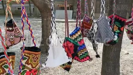传统手工纺织袋五颜六色视频