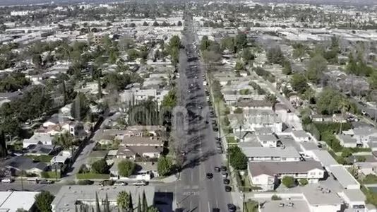 空中无人驾驶飞机观看郊区住宅，凡努伊斯，加利福尼亚州视频